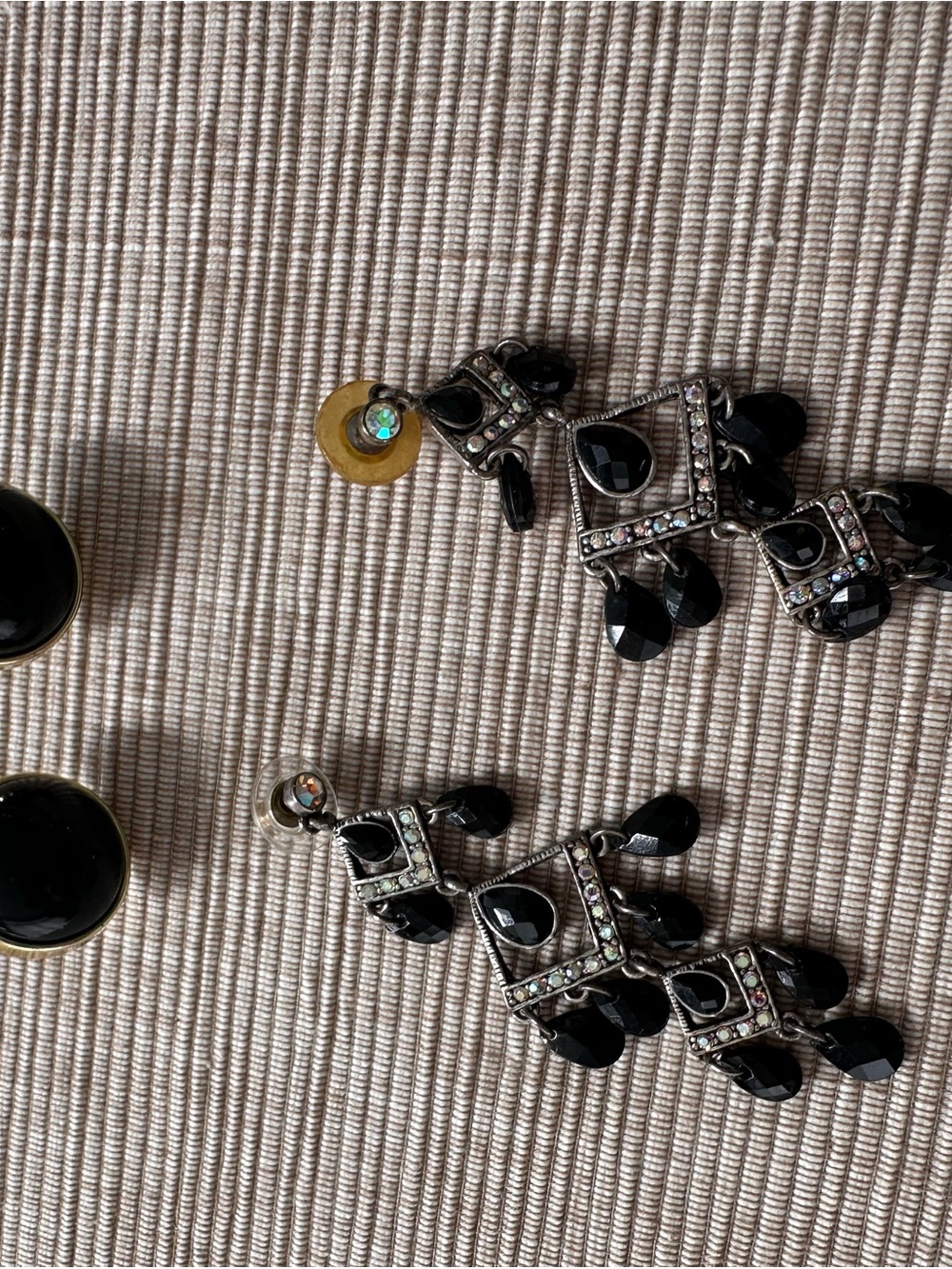 2 Pairs Elegant Black Crystal Drop Earrings - Back enamel studs